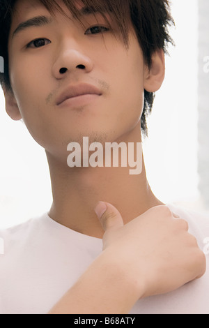 Porträt eines Mitte erwachsenen Mannes seinen Hals berühren Stockfoto