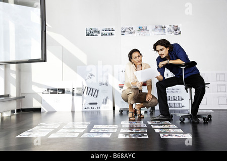 Mann und Frau arbeiten, Architekten Stockfoto