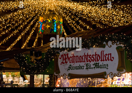 Lichterketten über Stände auf einen deutschen Weihnachtsmarkt Stockfoto