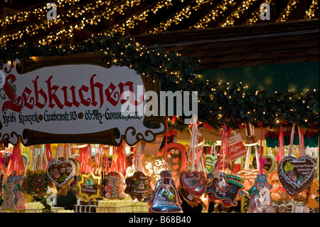 Ein Stall mit vielen Lebkuchenherzen auf einen deutschen Weihnachtsmarkt Stockfoto