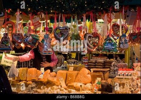 Ein Stall mit vielen Lebkuchenherzen auf einen deutschen Weihnachtsmarkt Stockfoto