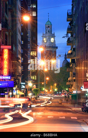 "Monumentale Turm" von Downtown Street in der Dämmerung zu sehen. Innenstadt, Buenos Aires, Argentinien. Stockfoto