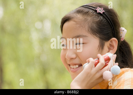 Nahaufnahme eines Mädchens auf einem Mobiltelefon sprechen und Lächeln Stockfoto