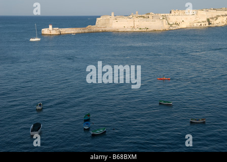 Kanufahren im Grand Harbour mit Fort Ricasoli im Hintergrund, Valletta Malta Stockfoto