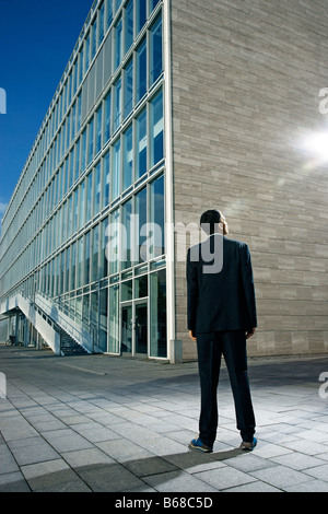 Mann stand, von hinten erschossen Stockfoto