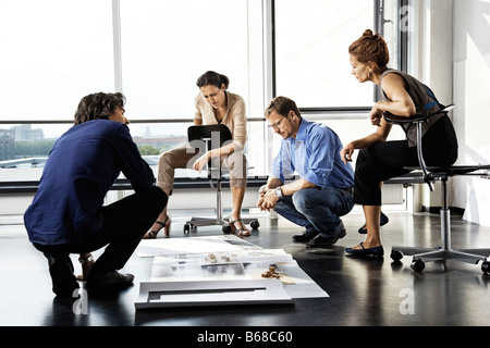 Architekten, die an einem Projekt arbeiten Stockfoto