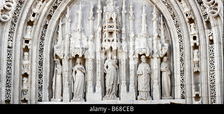 Gotische Skulptur, weiße Steinportal der Kirche Sainte Radegonde, Poitiers, Poitou, Frankreich Stockfoto