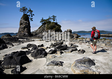 Frau, Wandern am Strand auf der Pacific Rim-Vancouver island in British Columbia Kanada Stockfoto