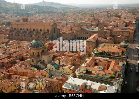 Aussicht vom Gipfel des Torre Degli Asinelli, eines der zwei Türme oder Due Torre in Richtung Piazza Maggiore, Bologna, Italien Stockfoto