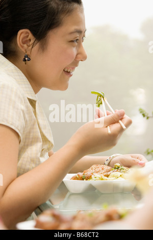 Seitenansicht der eine weibliche Büroangestellte zu Mittag und lächelnd Stockfoto
