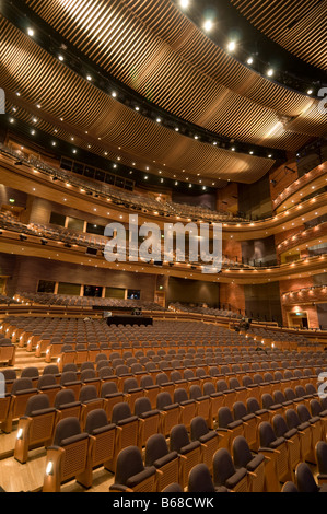 in der großen Aula Donald Gordon Theater im Wales Millennium centre Cardiff Bucht Wales UK Stockfoto