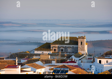 Nebligen Morgen Blick auf Hügel-Stadt "Medina Sidonia'Andalucia Spanien Stockfoto