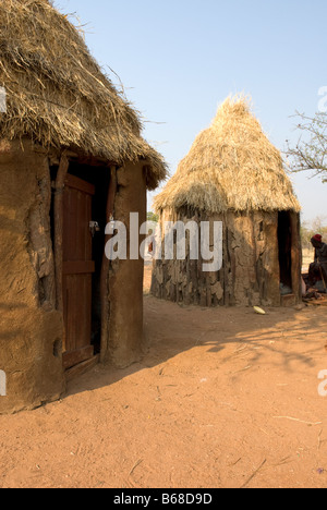 Traditionelles Dorf Hütten gebaut aus Schlamm und Dung bei der Himba-Oase-Dorf in der Nähe von Kamanjab Namibia Afrika Stockfoto