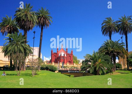 Recoleta Kulturzentrum mit Rasen und Palmen, Buenos Aires, Argentinien Stockfoto