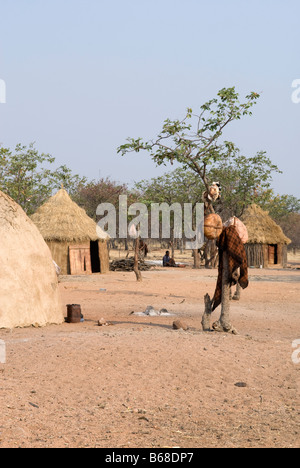 Traditionelles Dorf Hütten gebaut aus Schlamm und Dung bei der Himba-Oase-Dorf in der Nähe von Kamanjab, Namibia Stockfoto