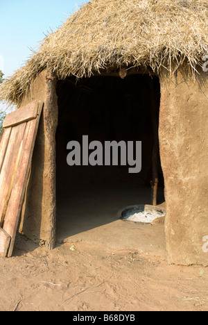 In eine traditionellen Dorf Hütte gebaut aus Schlamm und Dung bei der Himba-Oase-Dorf in der Nähe von Kamanjab, Namibia, Afrika Stockfoto