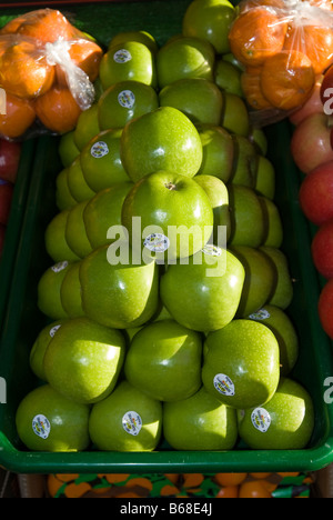 Äpfel auf einem Marktstand in der Sonne Stockfoto