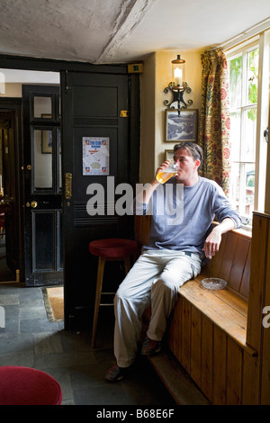 Mann trinkt ein Bier in The Masons Arms Branscombe Devon England preisgekrönten Hotel und Pub stammt aus dem Jahre 1360 Stockfoto