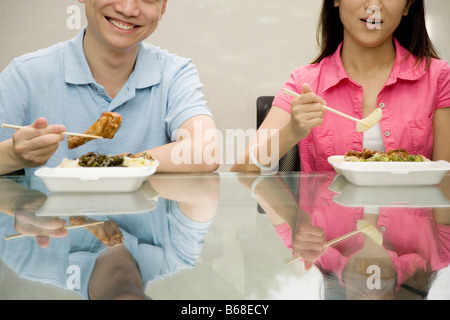 Zwei Büroangestellte mit Mittagessen Stockfoto