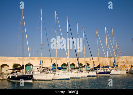 Yachten ankern in Saint Julian's, Malta, Portomaso Marina, Portomaso Stockfoto