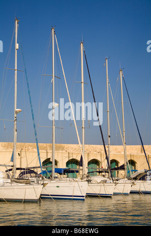 Yachten ankern in Saint Julian's, Malta, Portomaso Marina, Portomaso Stockfoto