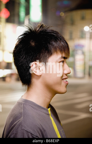 Seitenansicht eines jungen Mannes lächelnd Stockfoto