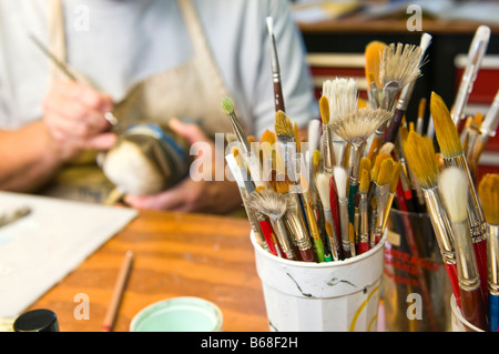 Pinsel in einem Lockvogel-Carver-studio Stockfoto