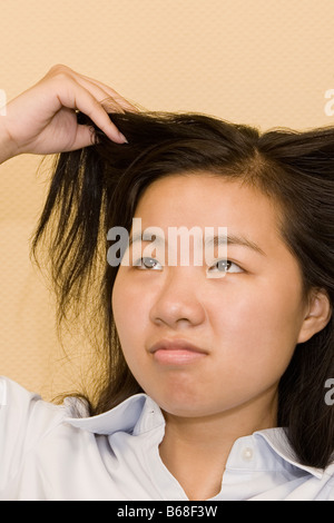 Nahaufnahme einer jungen Frau hält ihr Haar Stockfoto