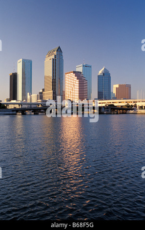 Die Skyline der Innenstadt Tampa Florida spiegelt die untergehende Sonne über Hillsborough Bay Stockfoto