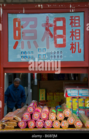 Peking-Shop Verkauf von Weihrauch steckt neben dem Lama-Tempel Stockfoto