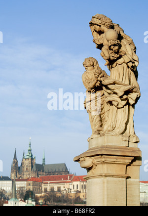 Statue auf der Karlsbrücke, st.-Veits-Dom auf dem Hintergrund. Prag, Tschechische Republik Stockfoto