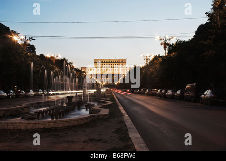 Palast des Parlaments am hinteren Ende des Boulevard Unirii Bukarest Rumänien Stockfoto