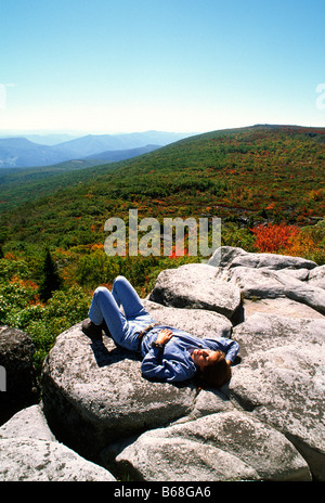 Eine Frau genießt ruht in der Sonne auf einem Berg mit Blick auf Dolly Grassoden West Virginia Stockfoto