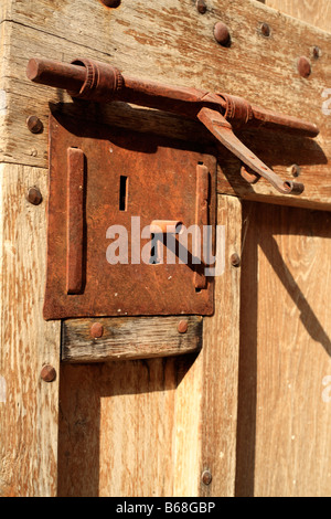 Alte Tür im Benediktinerkloster Cluny Abtei, Burgund, Frankreich Stockfoto