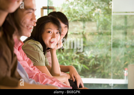Seitenansicht der Büroarbeiter sitzen in einem Büro Stockfoto