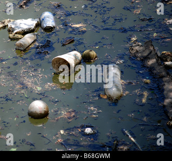 Verschmutztes Wasser in einem Fluss Stockfoto