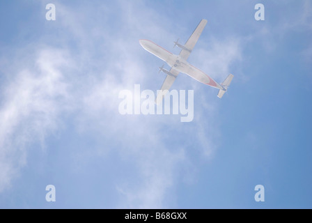Bild eines Flugzeugs fliegen durch eine Wolke von unten genommen Stockfoto