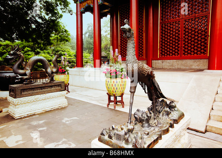 Phoenix-Statue vor einem Gebäude, Sommerpalast, Peking, China Stockfoto