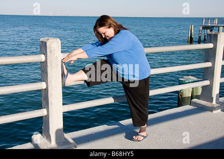 Schöne plus Größe Modell arbeiten neben dem Meer Stockfoto