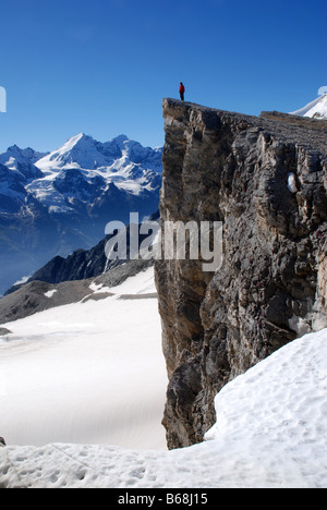 Wanderer auf Klippe am Barrhaorn mit Mischabel Berge Walliser Alpen der Schweiz Stockfoto