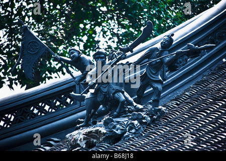 Niedrigen Winkel Ansicht von Statuen auf dem Dach, Yu Yuan Garten, Shanghai, China Stockfoto