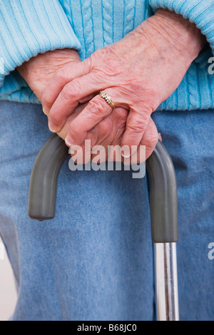 Nahaufnahme der älteren Frau die Hände auf zu Fuß Rohrstock Stockfoto