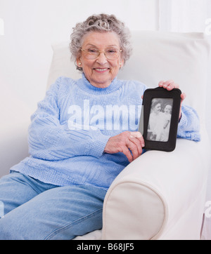 Porträt des Lächelns senior Frau zeigt Schwarz-weiß Fotografie Stockfoto