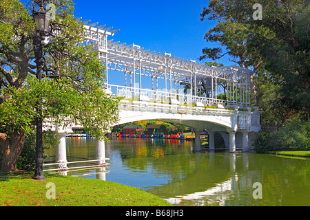 "Rosedal" von Palermo: Old Style Brücke an Palermo Seen, mit Farbe Boote im Hintergrund. Buenos Aires, Argentinien. Stockfoto