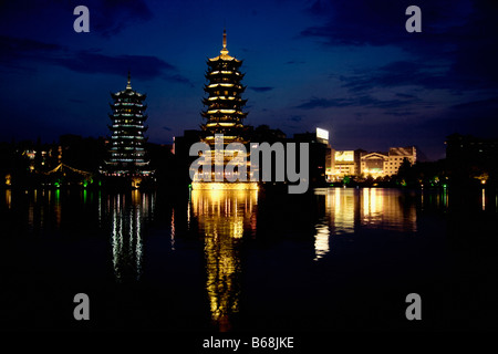 Pagoden am Wasser, Sonne und Mond Pagode, Banyan See, Guilin, Provinz Guangxi, China Stockfoto