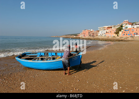 Zwei Fischer ihre Angeln Boot aus dem Wasser ziehen. Stockfoto