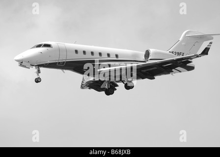 Private Business-Jet, die Landung auf einem Flughafen (Seitenansicht) Stockfoto