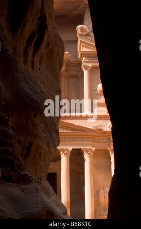 Petra: Das Finanzministerium (El Khazneh) betrachtet die Siq-Schlucht Stockfoto