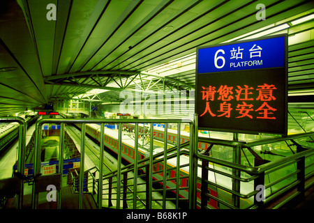 Informationstafel an der Bahn Bahnhof, Beijing Railway Station, Peking, China Stockfoto