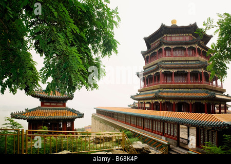 Niedrigen Winkel Blick auf einen Tempel, Turm von buddhistischen Weihrauch, Sommerpalast, Peking, China Stockfoto